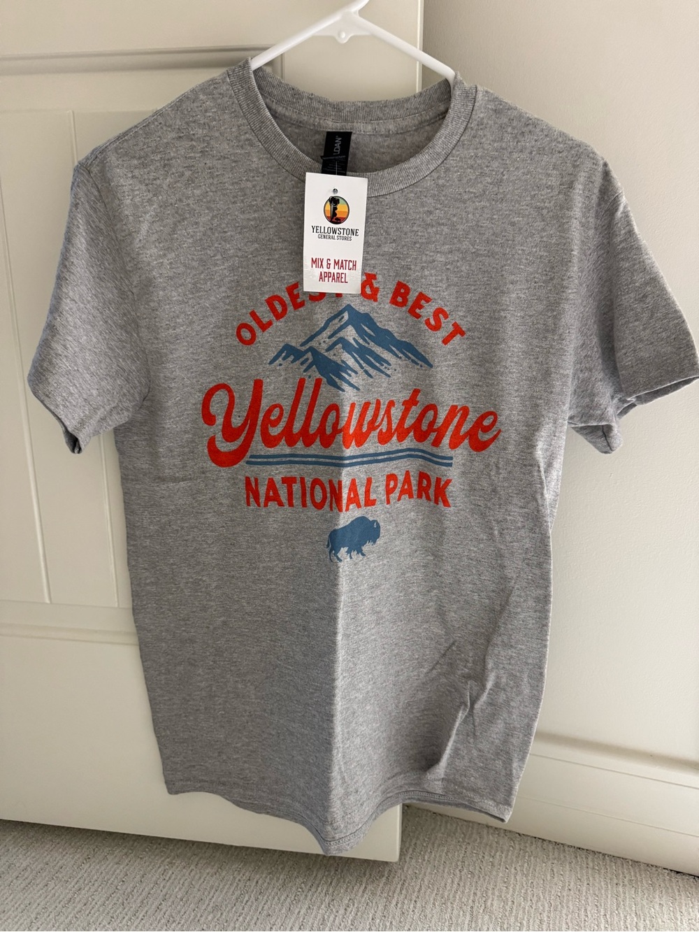 Yellowstone Gilden Size small Neat National Park Tshirt